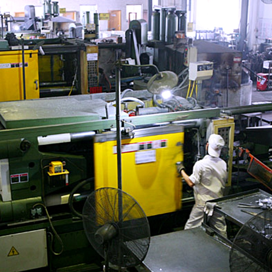 Die casting cell with an operator at the machine